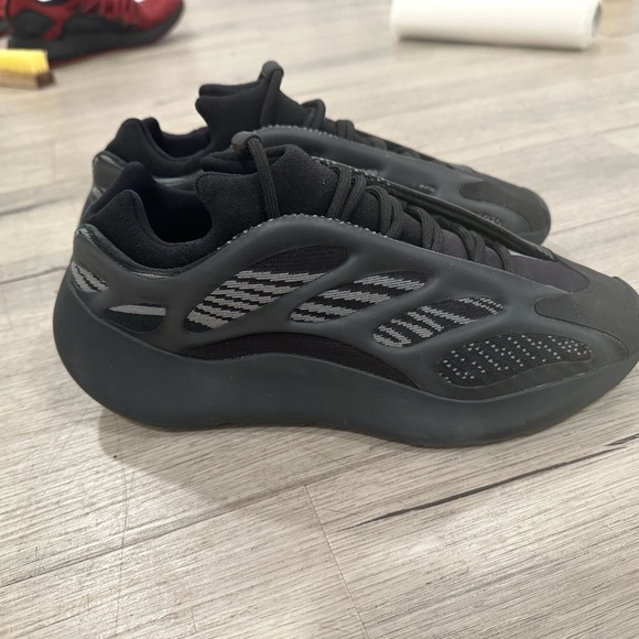 Size 10- adidas Yeezy 700 V3 Dark Glow Still New Pretty Much No